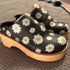 Free People Conversation Clog in Daisy NIB